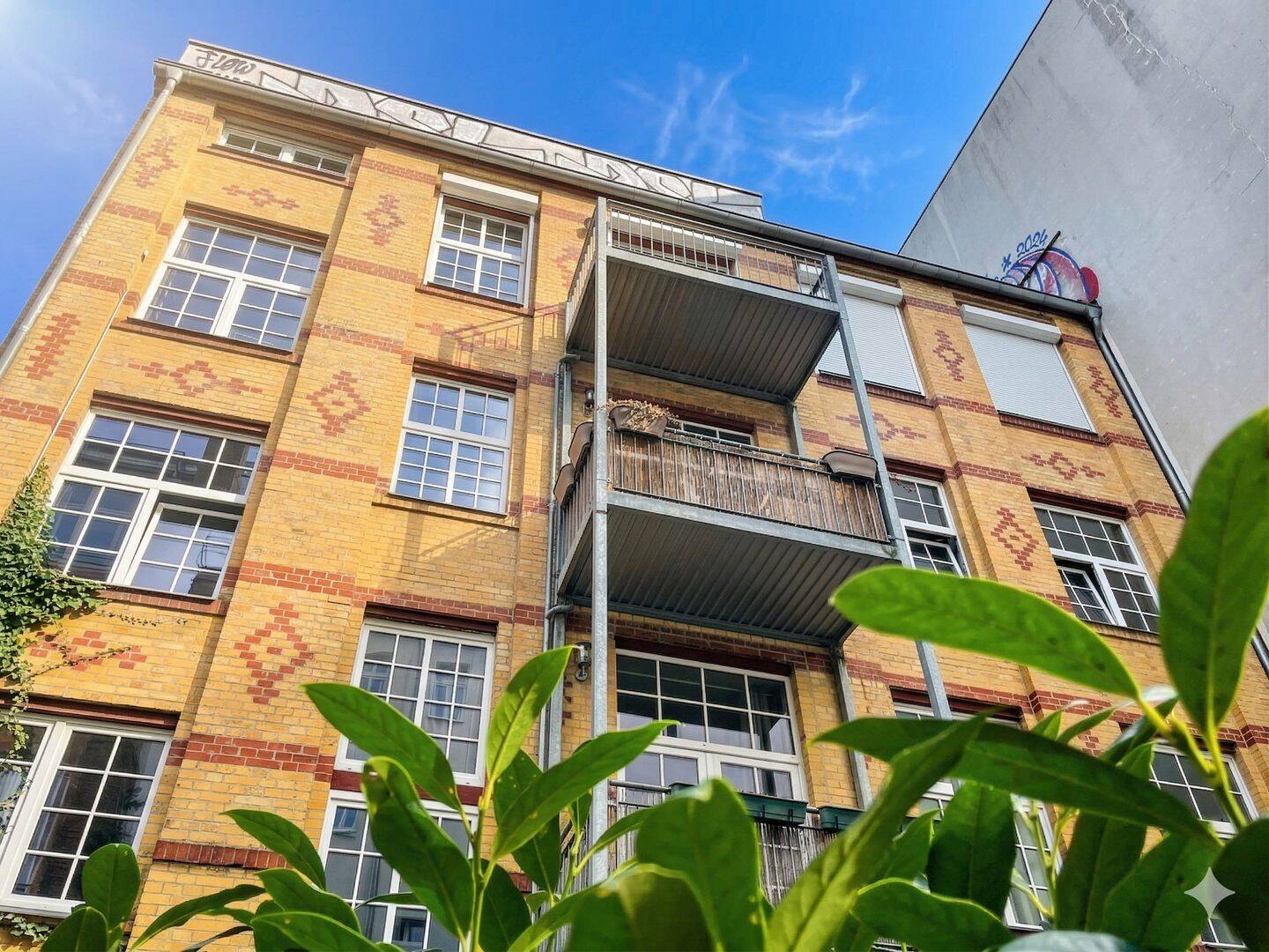 Bezugsfreie Altbauwohnung mit Loft-Charakter und Balkon