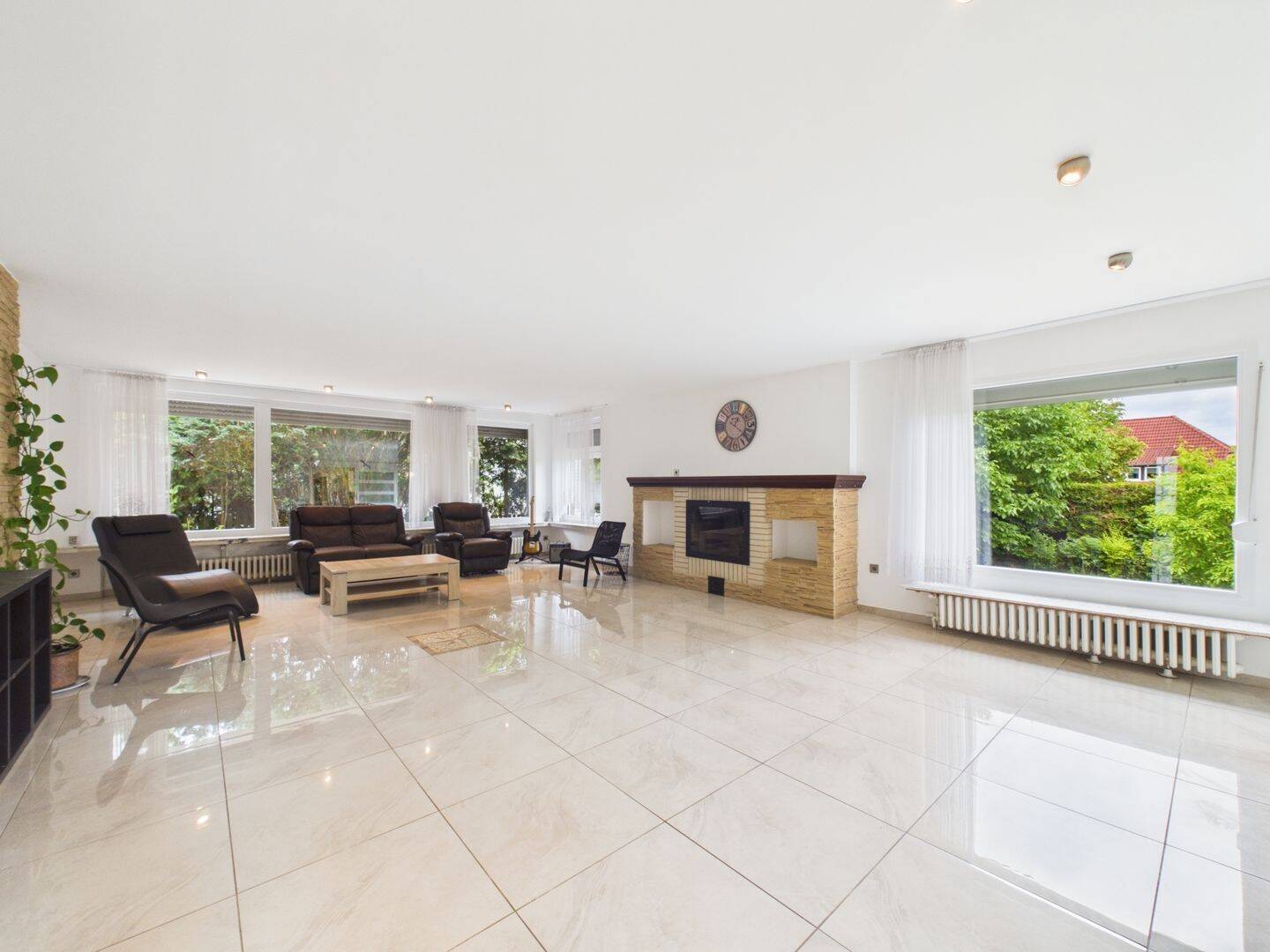 Wohnen ohne Kompromisse! 310 qm Wohnfläche, 10 Zimmer, Garten, Garage, Vollkeller und PV in Destedt! – Cremlingen – Vorschaubild 2