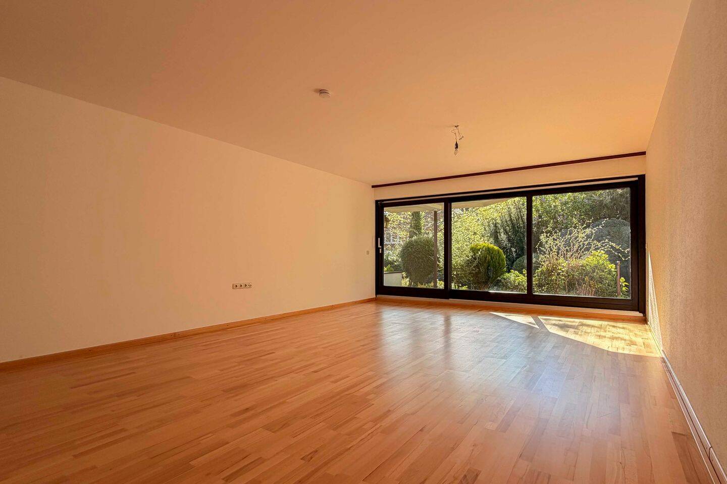 Traumhafte Terrassenwohnung mit sonnigem Garten und Stellplatz – Köln – Bild 1 von 9