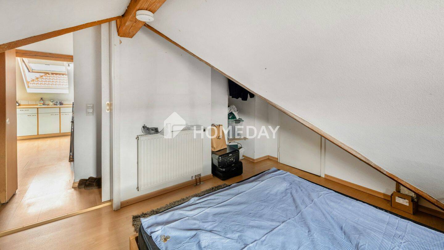 Gemütliche Dachgeschosswohnung mit besonderem Grundriss, Tageslichtbad und PKW-Stellplatz – Reutlingen – Vorschaubild 7