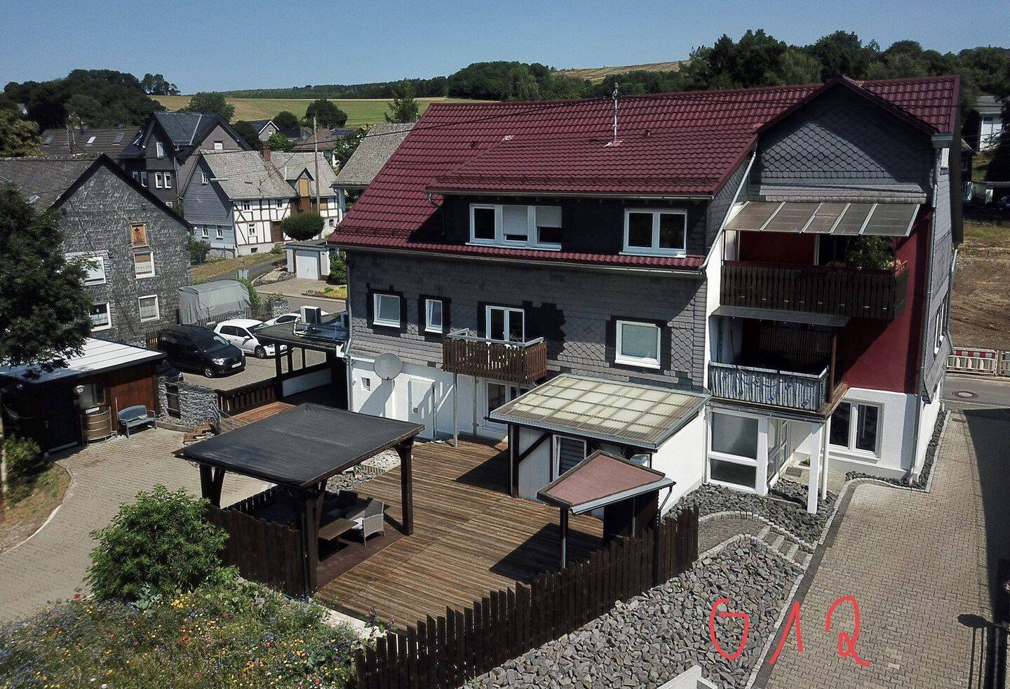 Rendite: vermietetes ehemaliges Bauernhaus mit großem 3000 m² Grundstück