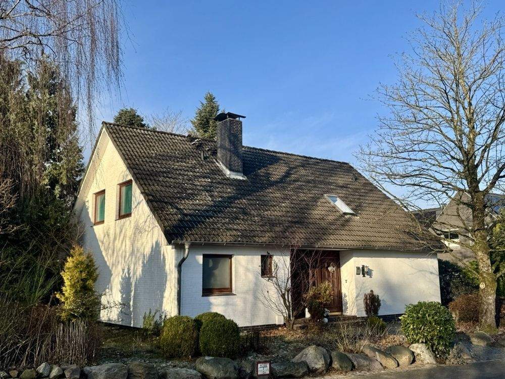 Exklusives Wohnen in Sackgassenlage: Gepflegtes Haus mit Galerie, Kamin und Garten in Heide-Ost – Heide – Bild 1 von 9