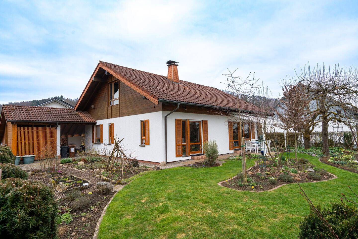 Wohnen mit Herz - gepflegt und gemütlich - ein Haus zum Wohlfühlen mit kleinem Gartenparadies! – Wutöschingen – Bild 1 von 9