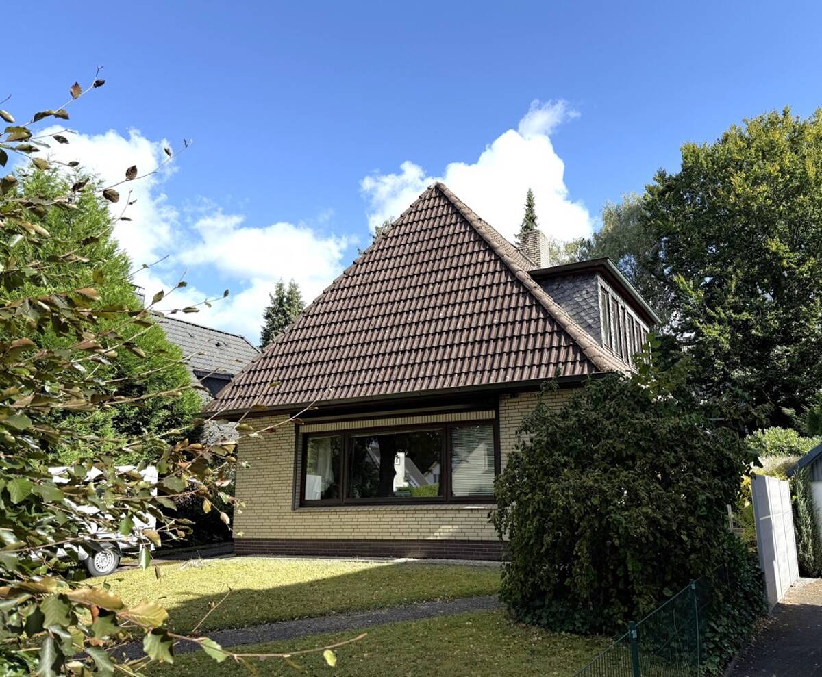 Klassisches Walmdach-Einfamilienhaus mit sonnigem Grundstück in Lurup – 22549 Hamburg – Bild 1 von 9