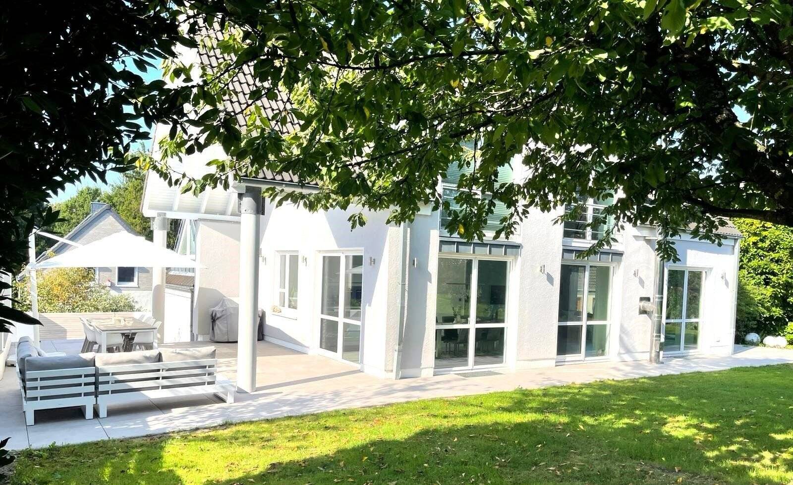 Architektenhaus in Anliegerlage! Luftig und offene Raumaufteilung, helle, moderne & neuwertige Ausstattung, mit großer Terrasse und herrlichem Garten. – Mülheim an der Ruhr – Vorschaubild 2