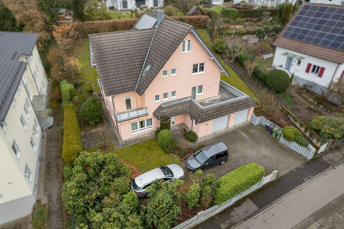 Grundsolides Mehrfamilienhaus in Oberkirch: 4 Wohneinheiten, großer Garten, 3 Balkone, 2 Garagen – Oberkirch – Bild 1 von 9