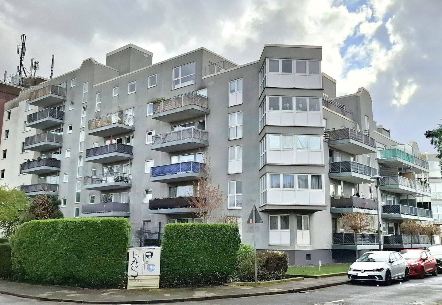 Ensen, gute Lage: Moderne 2 - Zimmerwohnung im 4. OG inkl. großem Balkon & Tiefgaragenstellplatz! – Köln – Vorschaubild 2