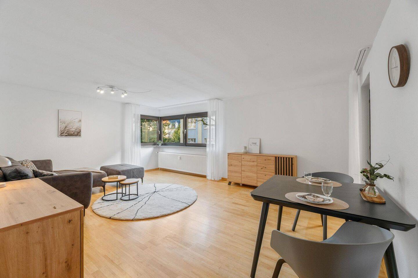 ***Zentral gelegene 2-Zimmer-Wohnung, renoviert, möbliert *** – Reutlingen – Vorschaubild 2