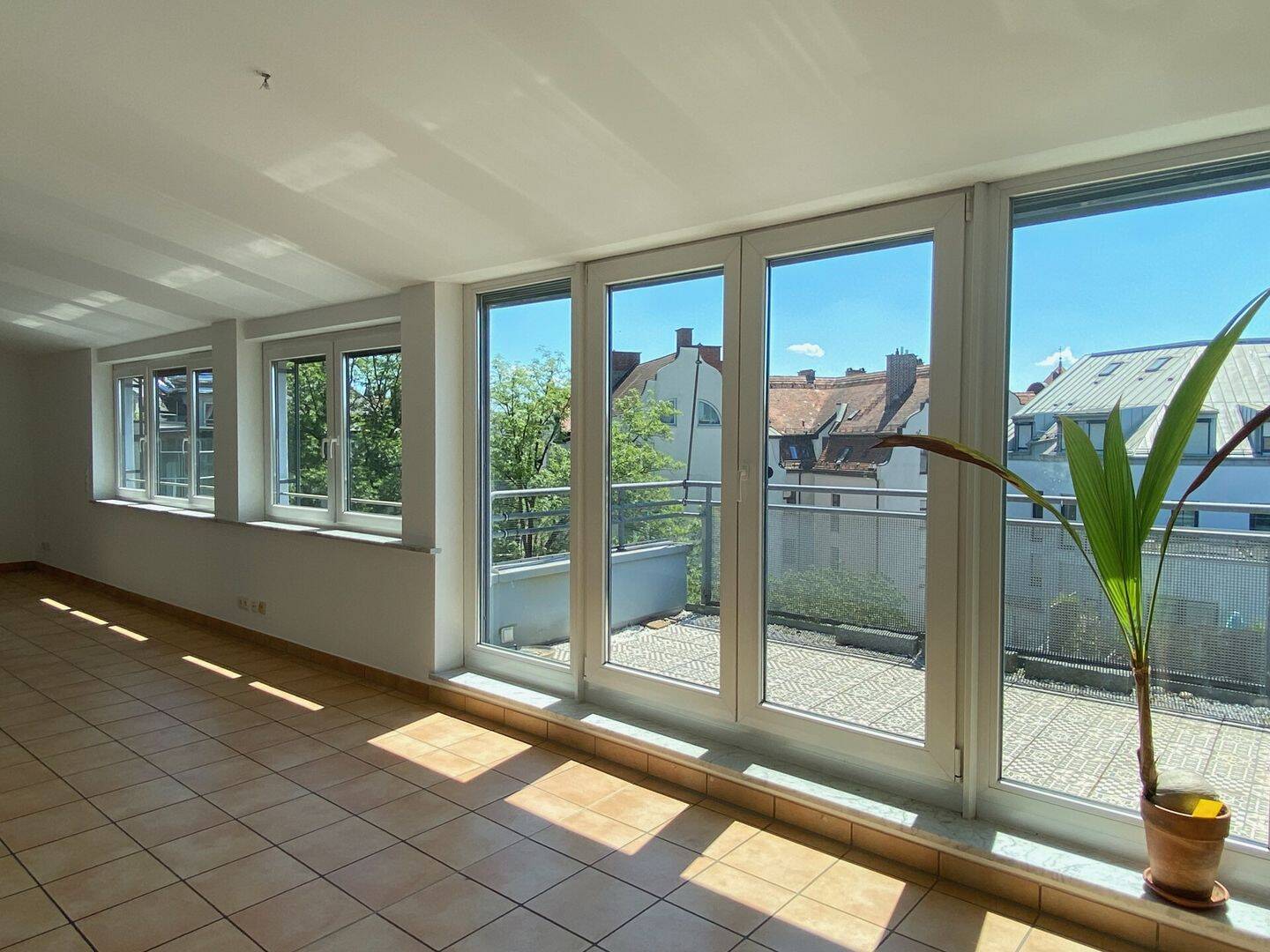 Großzügige, schicke Dachwohnung mit Dachterrasse am Pasinger Bahnhofsplatz mit eigenem Lift-Zugang – München – Vorschaubild 2