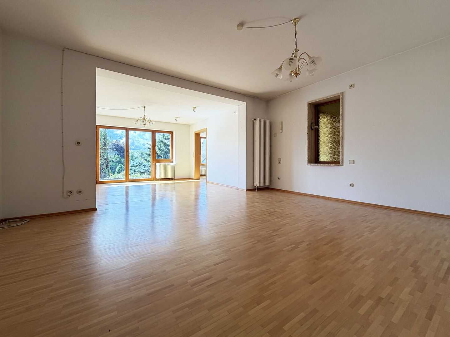 Großzügiges Zuhause. 8 Zimmer. 223 m². Garten, Garage und 2 Stellplätze. Viel Platz für Ihre Ideen. – Gottmadingen – Vorschaubild 2