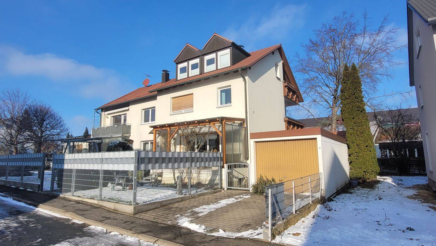 Auf 3 Jahre befristet! 4-Zimmer-Wohnung mit Balkon/Terrasse und kleinem Garten in Dechsendorf