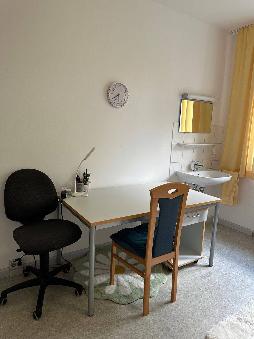 Helles, möbliertes Studentenzimmer mit eigenem Waschbecken in zentraler Lage – München – Vorschaubild 3