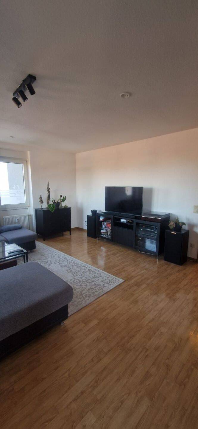 Helle, voll möblierte 2-Zimmer-Wohnung mit Balkon und Tiefgaragenstellplatz in Karlsruhe-Waldstadt | 01.09.2026 bis 28.02.2027 – Karlsruhe – Vorschaubild 2