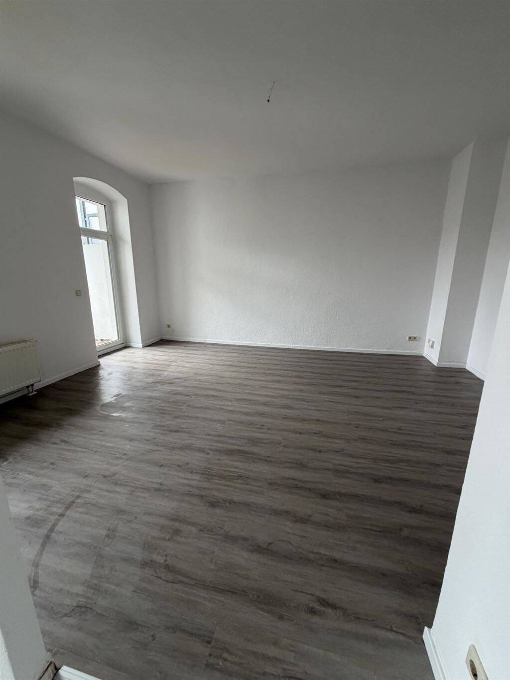 Großzügige 1-Zimmer mit Balkon, Dusche und Laminat in zentraler Lage! – Chemnitz – Vorschaubild 2