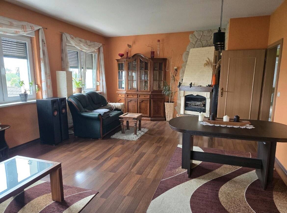 Charmantes Zweifamilienhaus mit viel Potenzial - Ihr neues Zuhause erwartet Sie! – Tauer – Bild 1 von 8