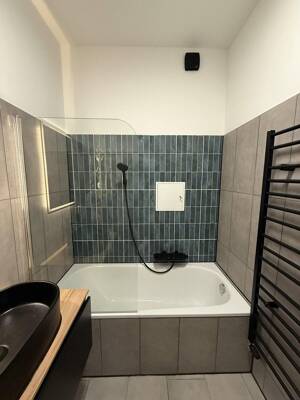 Erstbezug nach Sanierung: 2-Zimmer-Altbauwohnung mit Balkon, Aufzug & Einbauküche direkt am Dom – 39104 Magdeburg – Vorschaubild 2