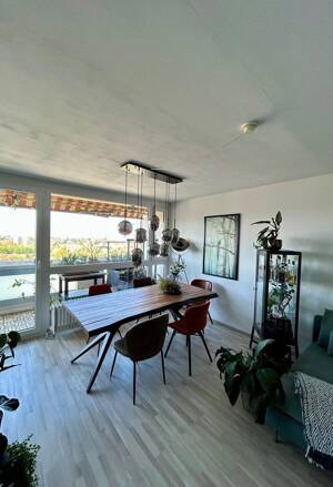 Über den Dächern Frankfurts: 2-Zimmer-Wohnung im 15. OG mit Skylineblick & Balkon