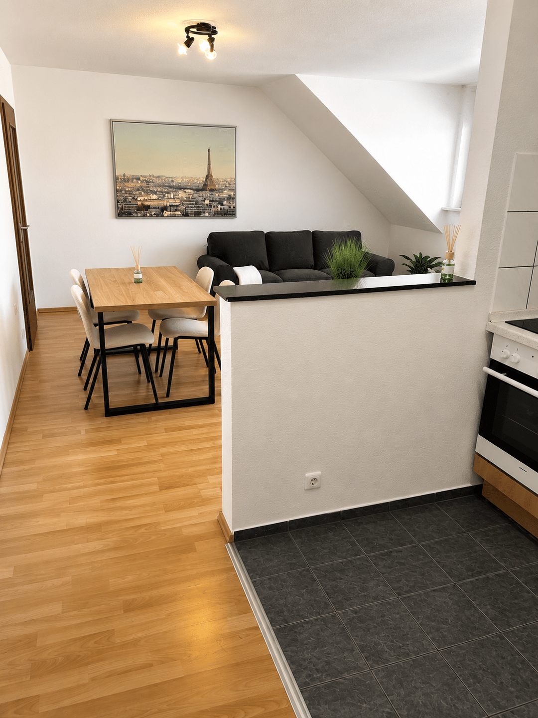 Zentraler geht es nicht ! Möblierte 2 Raum Wohnung im Herzen von Duisburg – Duisburg – Vorschaubild 3