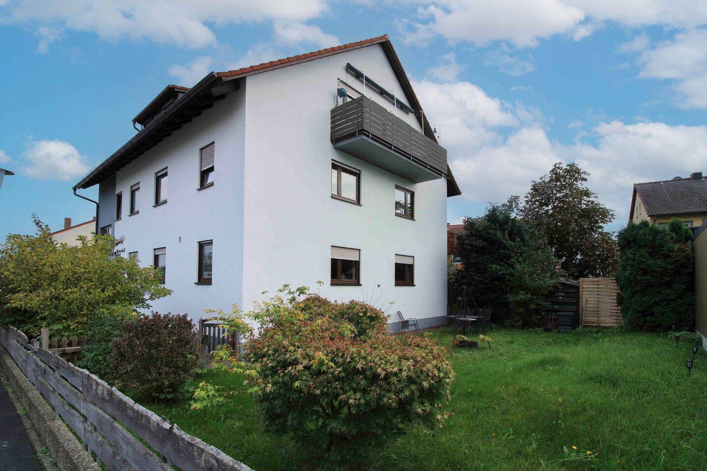 Attraktives Mehrfamilienhaus mit drei Wohneinheiten in Lonnerstadt – Lonnerstadt – Bild 1 von 9