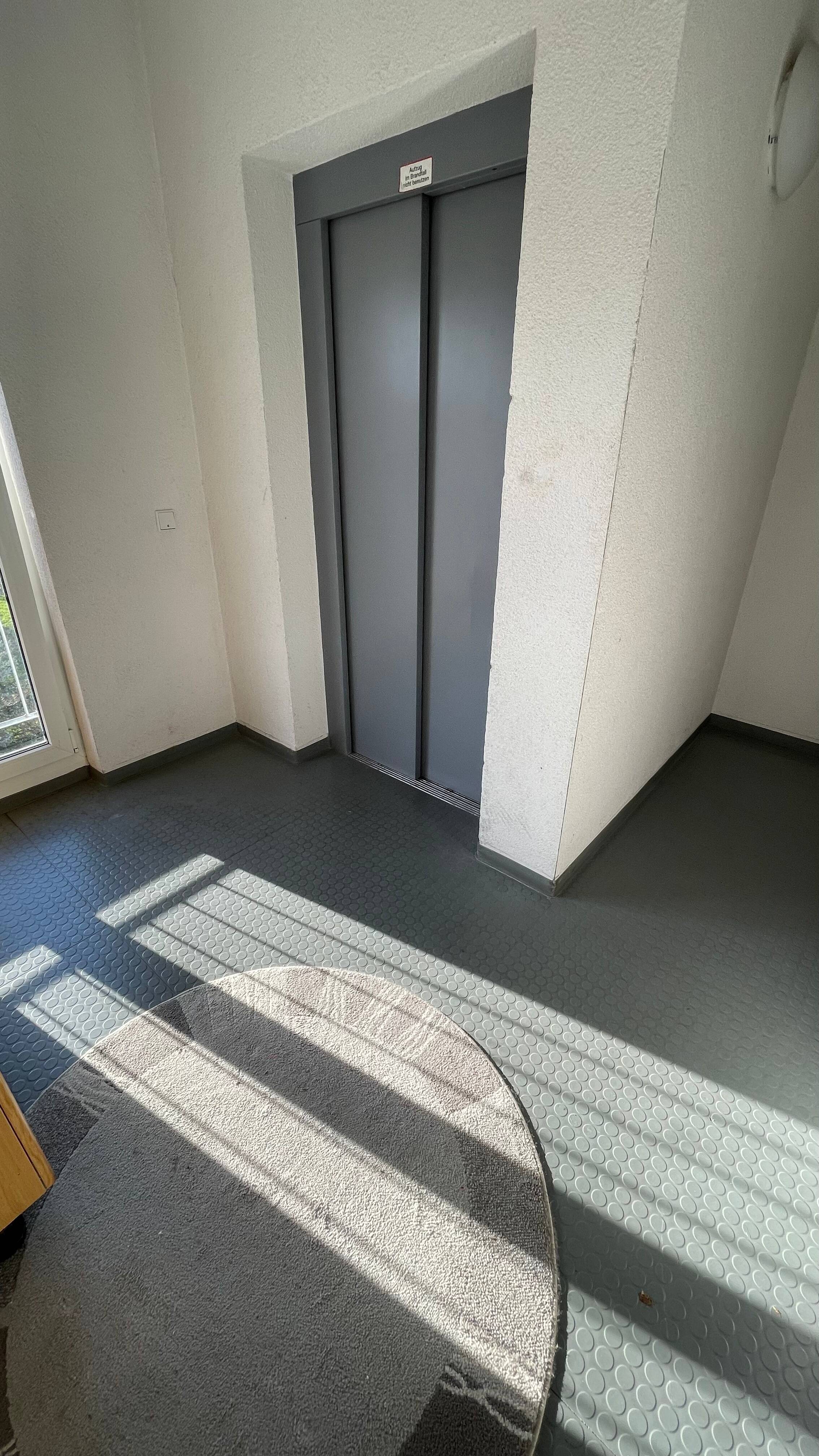 Frei ab 1.8. 26Wohnen über zwei Etagen ! Sonniger Balkon, Aufzug, – Chemnitz – Vorschaubild 4