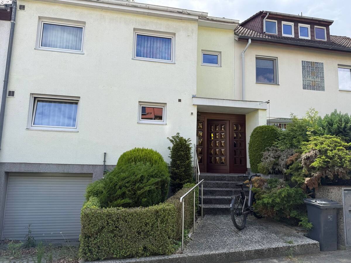 Gepflegtes Familienreihenhaus mit sonnigem Garten in begehrter Westendlage – 14055 Berlin – Bild 1 von 9