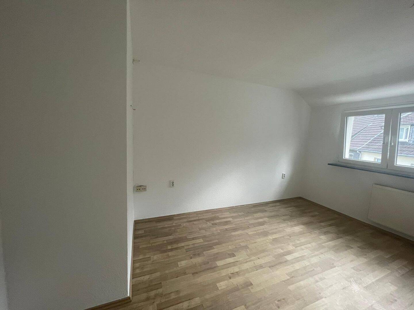 Helle 3-Zimmer-Dachgeschosswohnung mit, Badewanne & optionaler EBK in Wuppertal-Barmen – Wuppertal – Vorschaubild 6