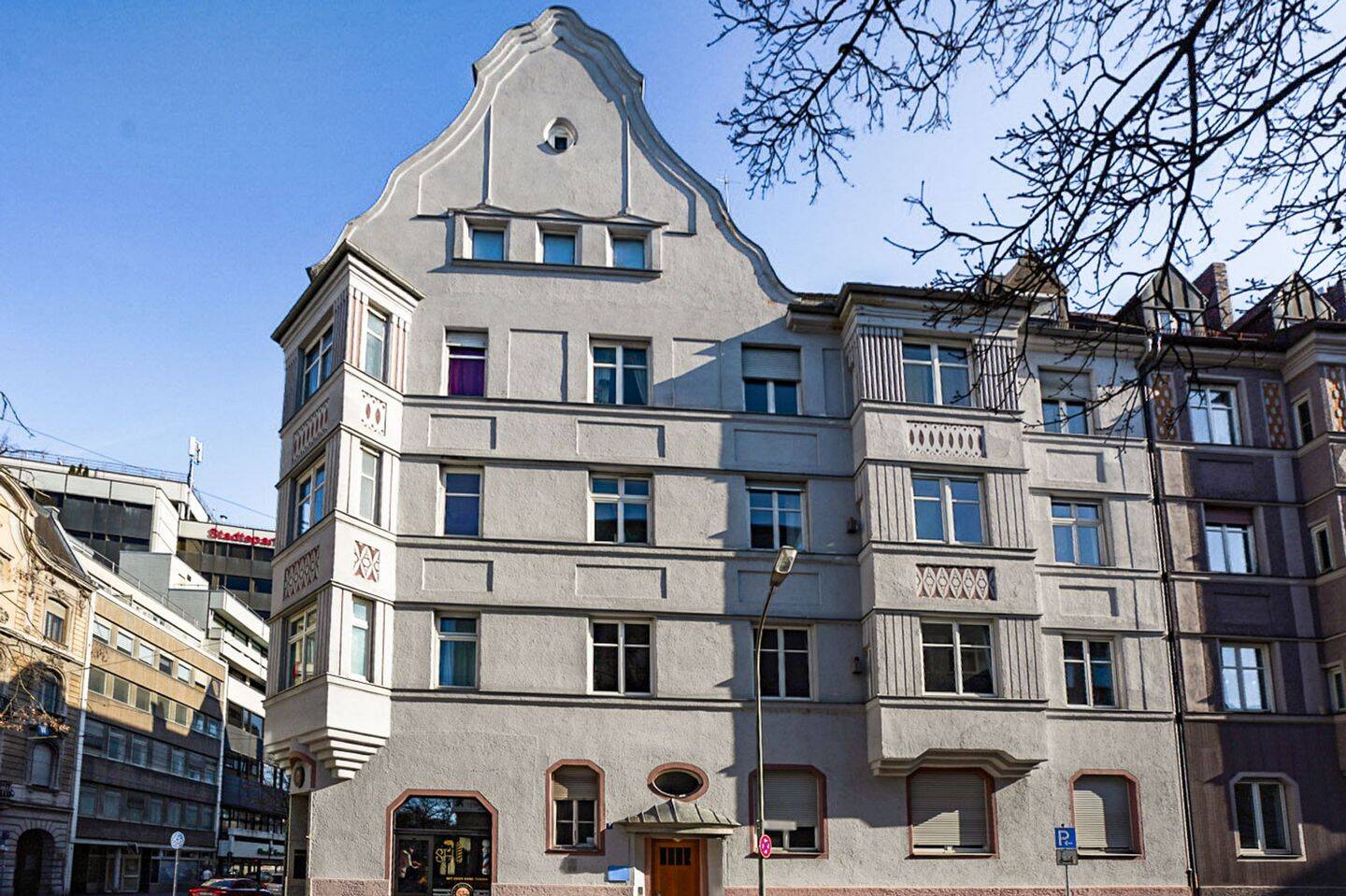 Einzigartiges Altbaujuwel in Bestlage Augsburgs - bezugsfreie, denkmalgeschützte 4-Zimmer-Wohnung – Augsburg – Bild 1 von 9