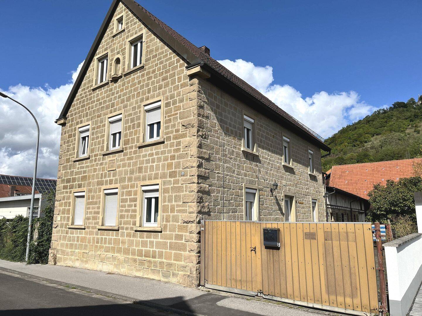 Viel Platz & viele Möglichkeiten... sonnig gelegenes Sandsteinhaus mit mehreren Nebengebäuden und Innenhof, Grund 749m² – Zeil am Main – Bild 1 von 9