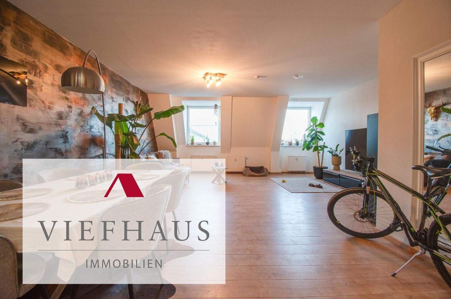 Großzügig wohnen: Kernsanierte Wohnung mit offenem Wohn-/Essbereich in Kitzingen + Pkw-Stellplatz