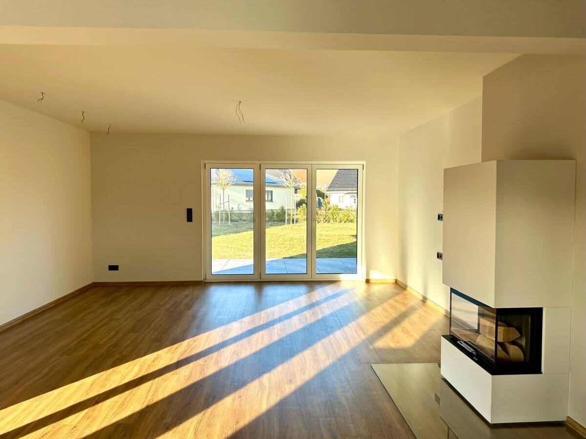 Jetzt Miete möglich! Winkelbungalow 5 km bis Neubrandenburg, Baujahr 2022, Doppelgarage, EBK,Carport – Sponholz – Vorschaubild 3