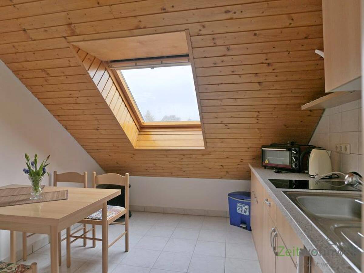 (EF1025_M) Dresden: Ockerwitz, preiswerte möblierte Dachwohnung mit Balkon und Grundreinigung, WLAN – 1156 Dresden – Bild 1 von 8