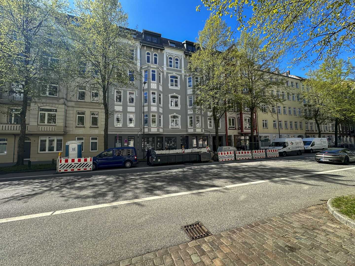 Modernisierte 3-Zimmer-Erdgeschosswohnung mit Loggia und separatem Arbeitszimmer in zentraler Lage