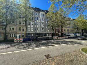 Modernisierte 3-Zimmer-Erdgeschosswohnung mit Loggia und separatem Arbeitszimmer in zentraler Lage