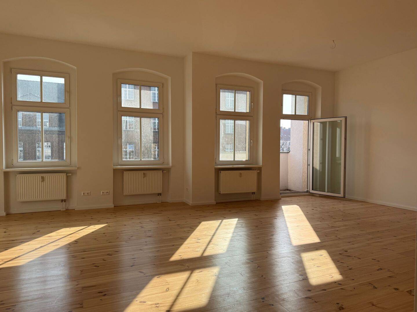 Bezugsfreie, große 3-Zimmer-Altbauwohnung mit Wohnküche, 2 Balkonen & Fahrstuhl - ideal für Familien – Berlin – Bild 1 von 9