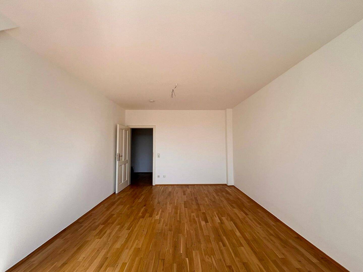 Bezugsfreie 2-Zimmer-Dachgeschosswohnung mit Terrasse und klassischen Stuckdetails – Leipzig – Vorschaubild 3