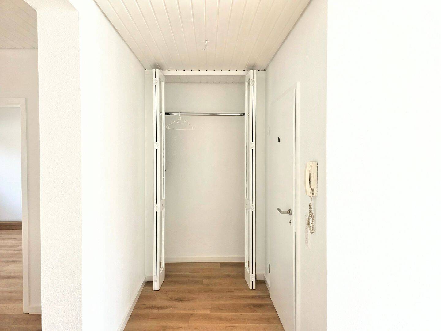 Lichtdurchflutete 2-Zimmer Wohnung mit Südbalkon nähe Marienplatz – Stuttgart – Vorschaubild 5