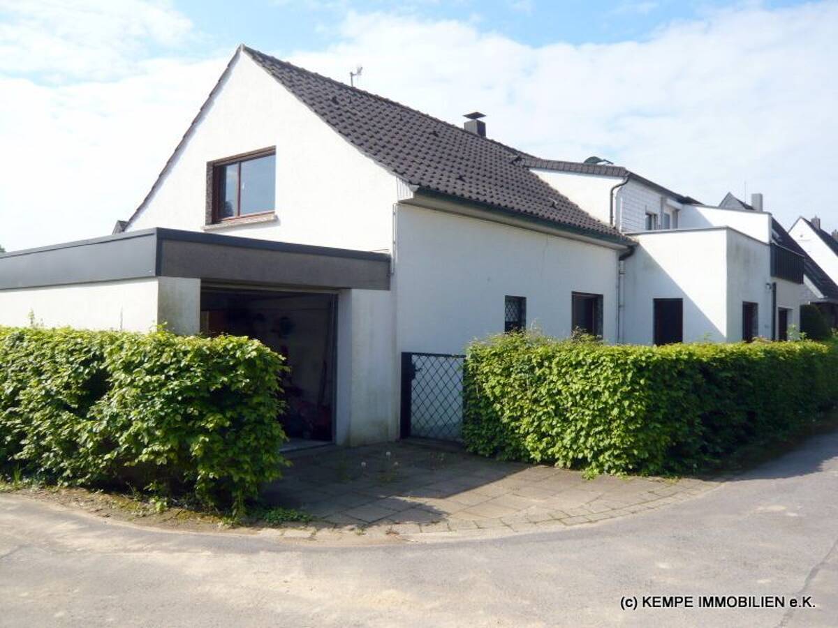 1 Fam.-Haus mit schönem Grundstück und einer Garage in Essen-Schuir – 45133 Essen – Bild 1 von 9