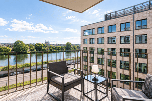 PURE Living Berlin – Exklusive 2-Zimmer-Wohnung mit Spreeblick und zwei Westbalkonen – 10243 Berlin – Vorschaubild 2