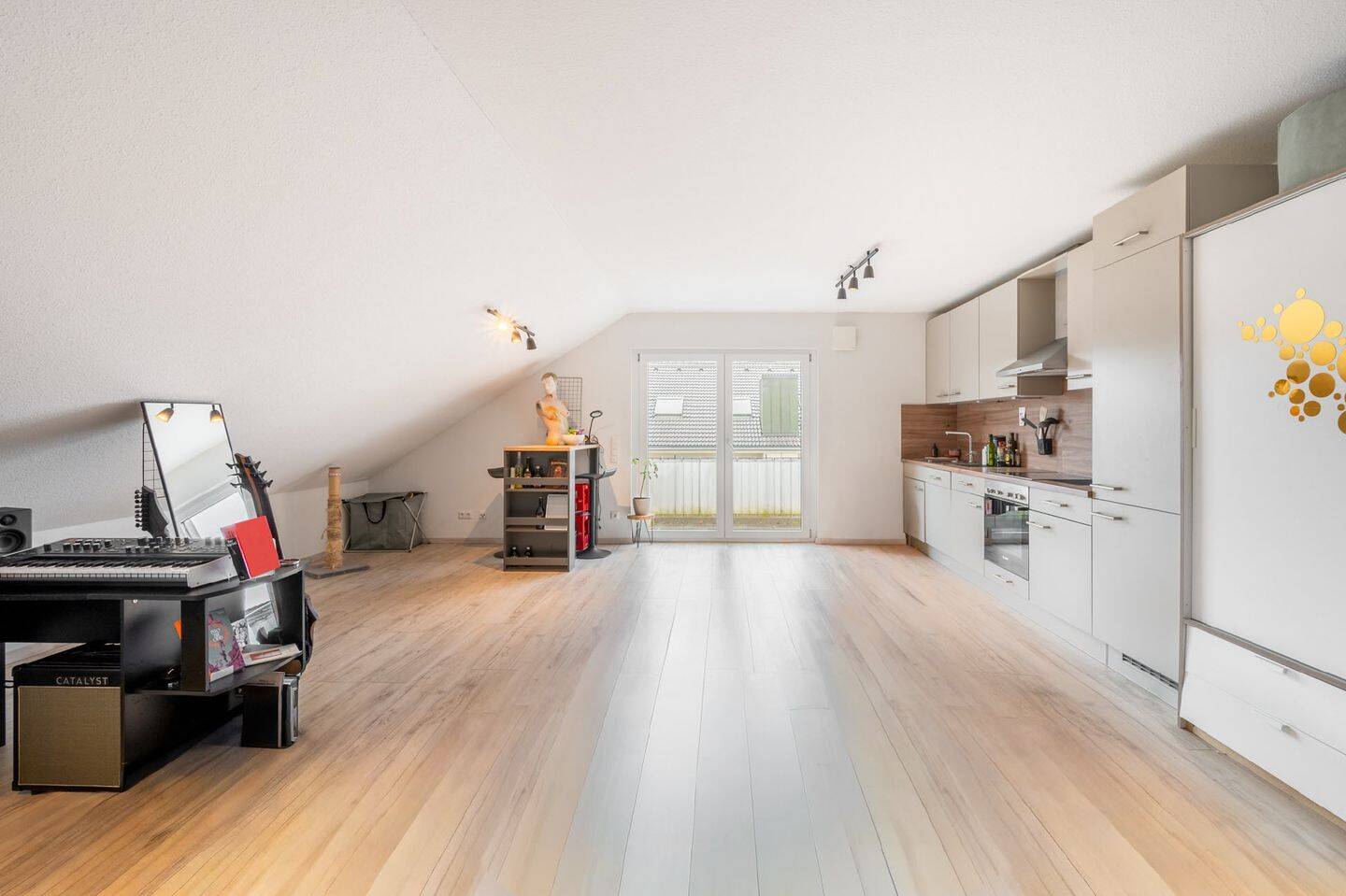 AIGNER - Ruhig gelegener Dachgeschosstraum in Trudering mit sonnigen Balkon – München – Bild 1 von 7