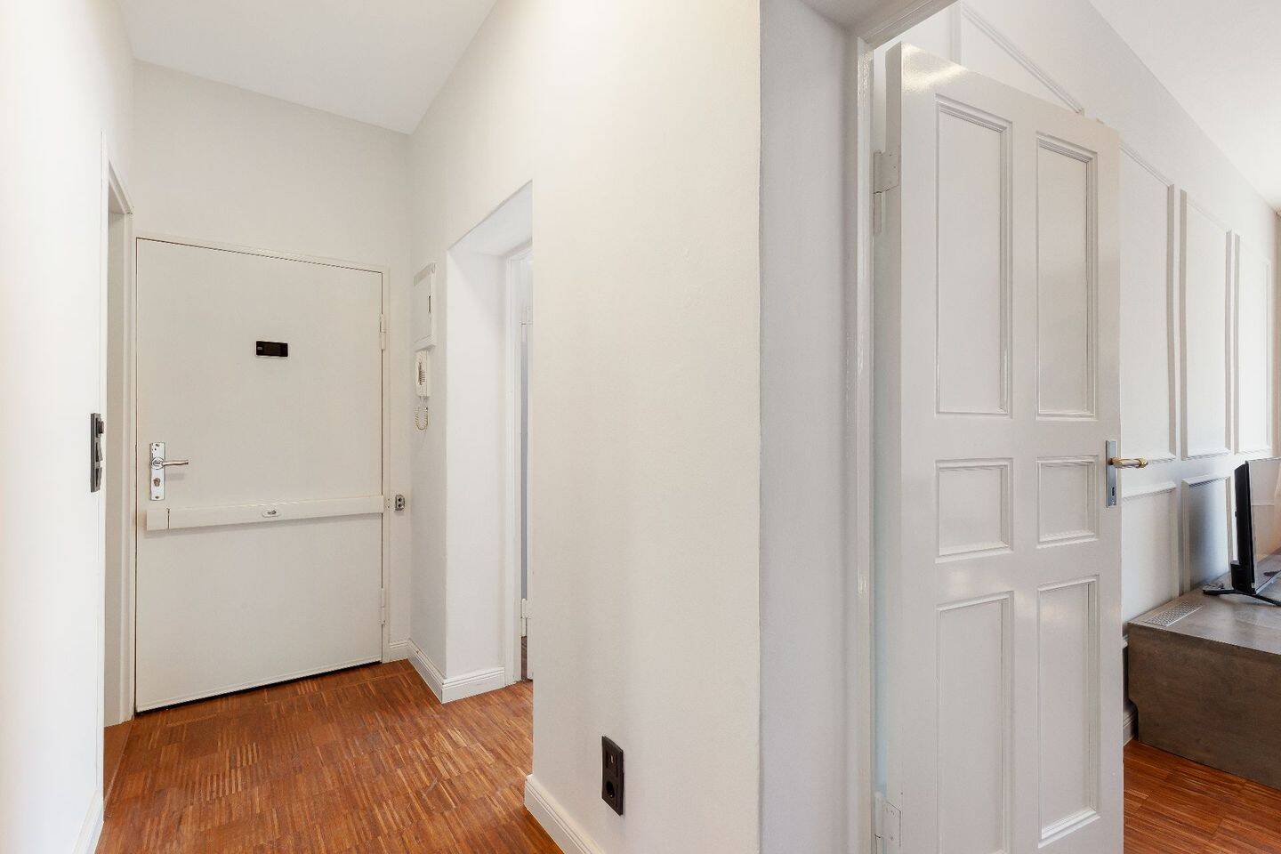 Bezugfreie 3-Zimmer-Wohnung am Schloss Charlottenburg inklusive im Kaufpreis enthaltener Garage – Berlin – Vorschaubild 2