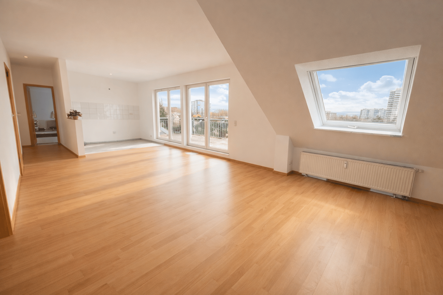 3-Zimmer DG-Wohnung mit Balkon und Garage – Duisburg – Bild 1 von 9