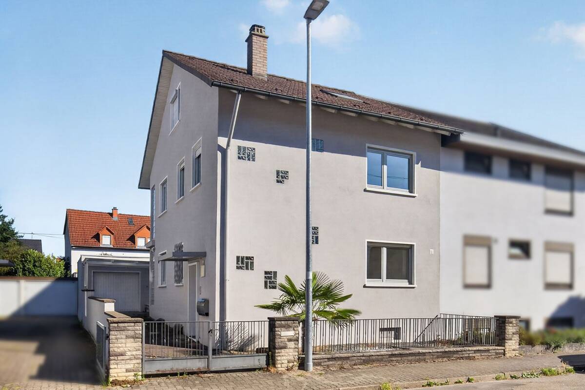 Renovierungsbedürftige Doppelhaushälfte mit Garten in ruhiger Lage von Neureut – 76149 Karlsruhe – Bild 1 von 9