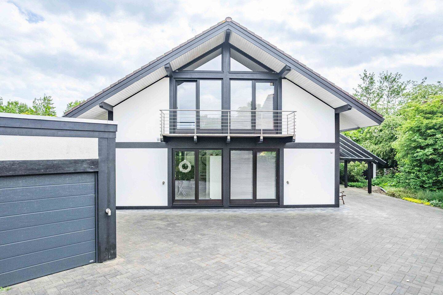 Exklusives Wohnen mit Sauna, Teich und großzügigem Raumangebot! – Wittmund – Bild 1 von 9