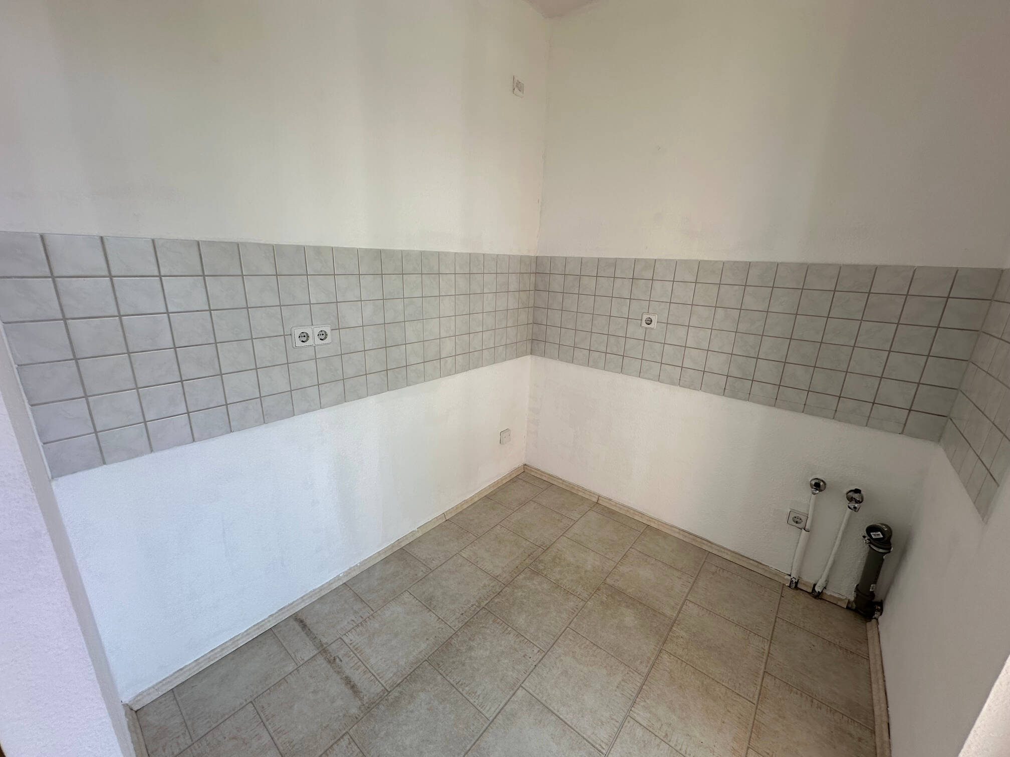 Frei ab 1.8.26 + offene Küche + Bad mit Wanne ! – Chemnitz – Vorschaubild 4