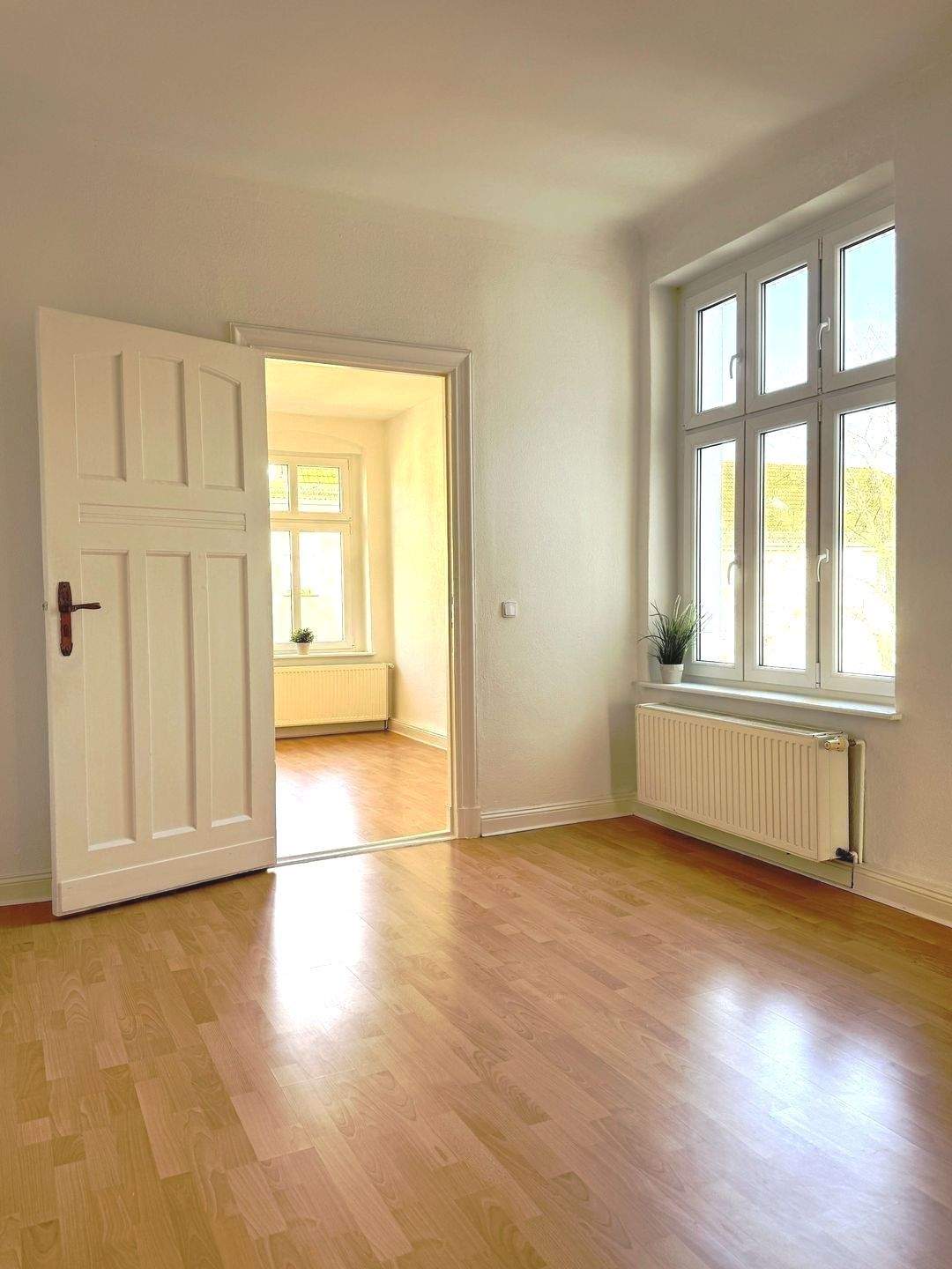 SEHR HELLE, FREIE WHG, MIT BLICK AUF D. WASSER, HELLE 3-4 ZIM-AB-WHG.+TOLLEM LOGGIA IN KÖPENICK – Berlin – Bild 1 von 9