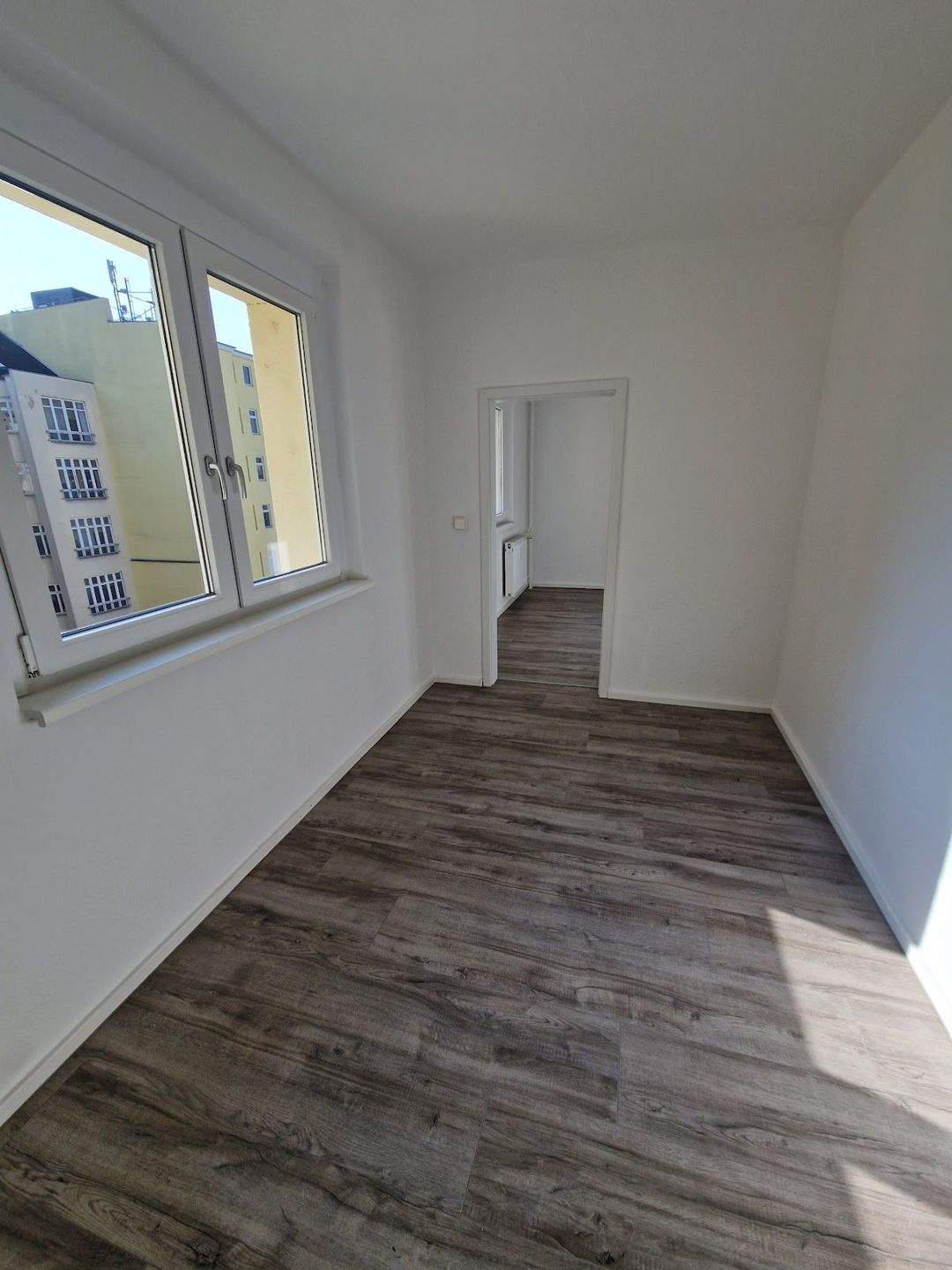 Frisch renoviert - komfortable City Wohnung mit Balkon - Leben im Domviertel! – Magdeburg – Vorschaubild 2