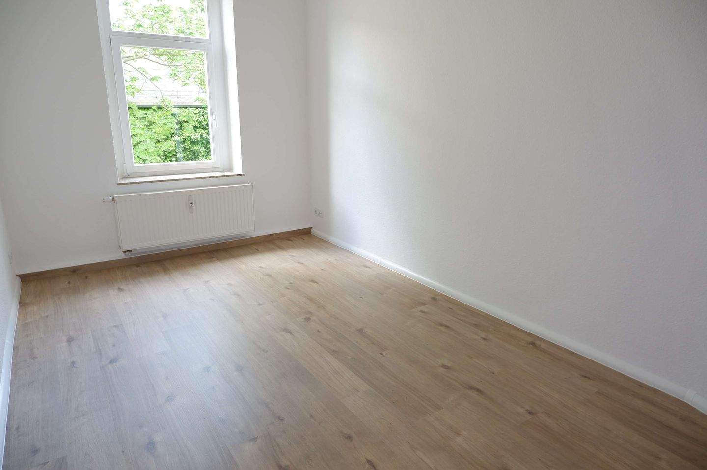 Modernes Laminat - Bad mit Fenster - West Balkon - 1. OG ! – Chemnitz – Vorschaubild 4