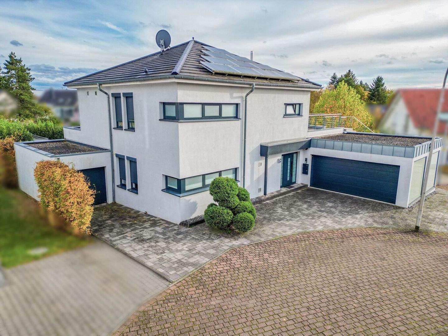 Architektenhaus mit zwei 5 Parkplätzen und eigenständigen Wohnbereichen in Saarlouis-Picard – Saarlouis – Bild 1 von 9