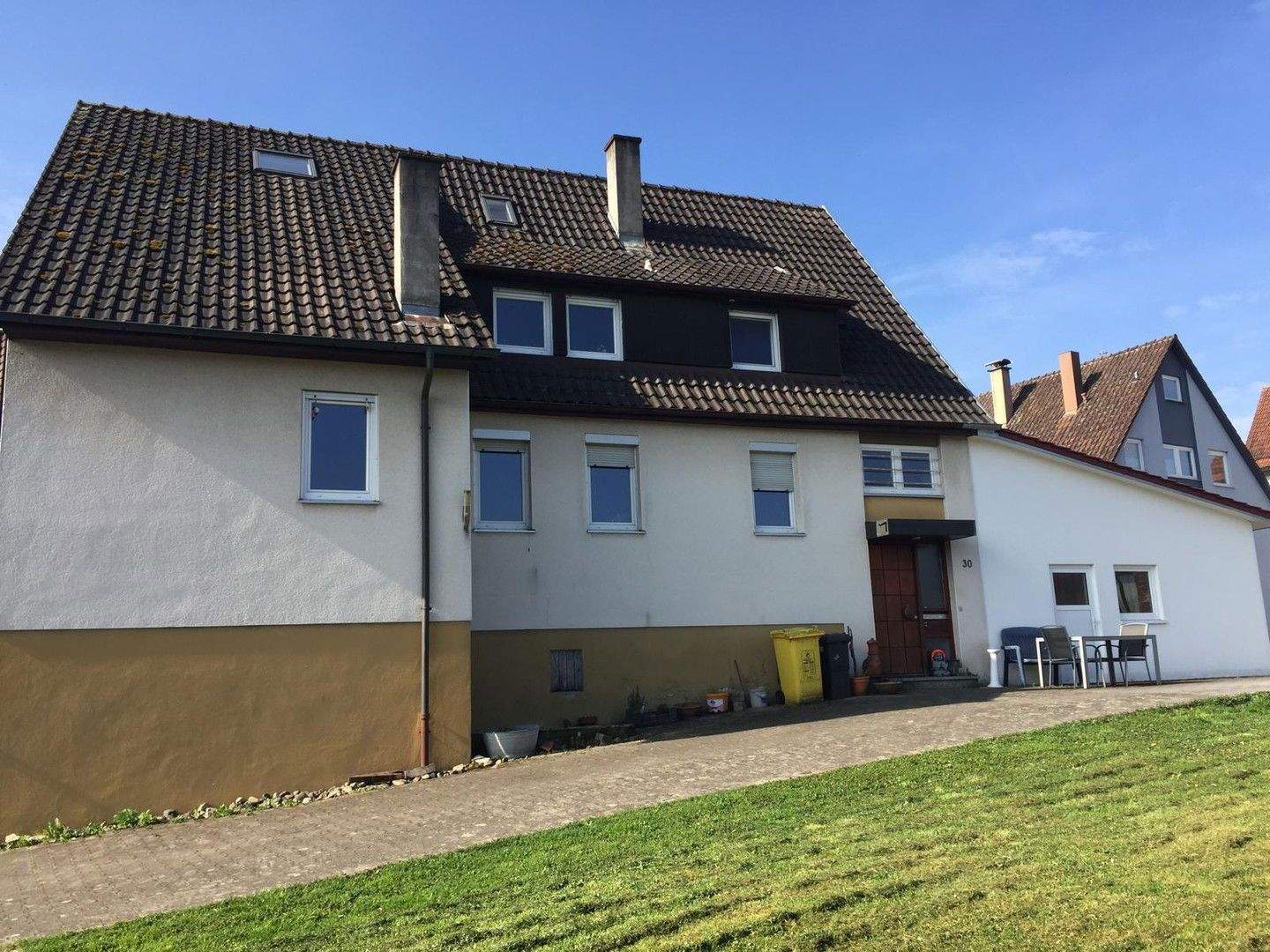Freistehendes 2-Familienhaus mit Garagen und unerschlossenem Baugrundstück – Rudersberg – Bild 1 von 8