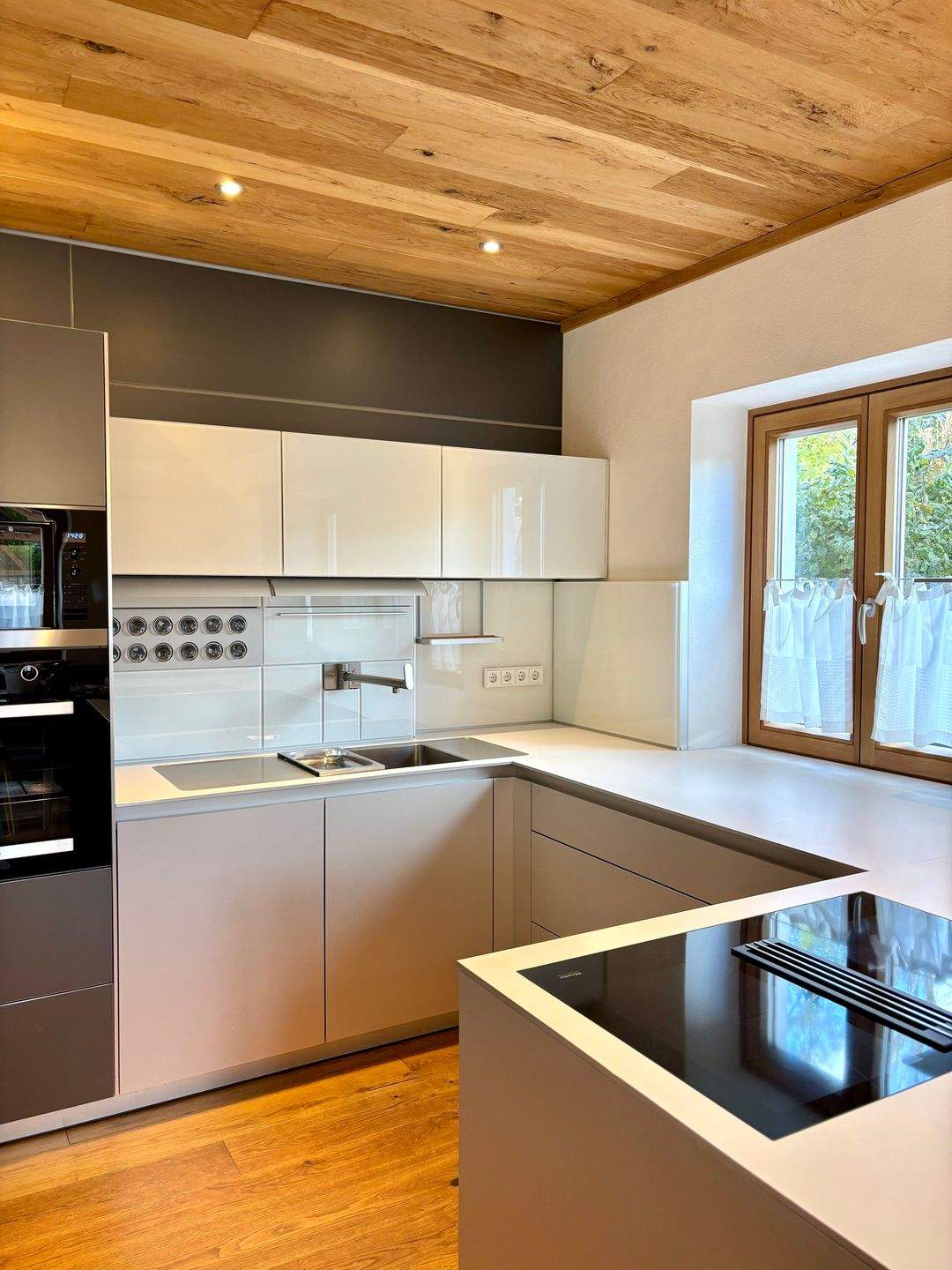 Exklusiv ausgestattetes Einfamilienhaus mit großem Garten und Werkstattanbau! – Passau – Bild 1 von 9